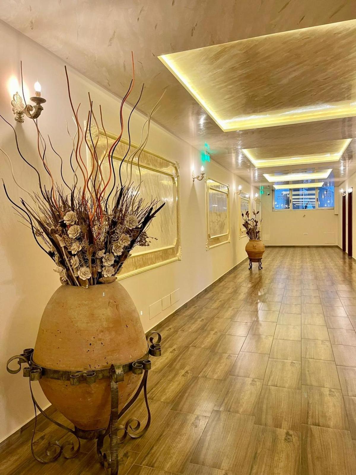 Hotel Vd Roleks Vlore Exterior photo